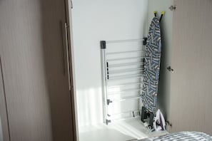 1 habitación, escritorio, tabla de planchar con plancha y cuna de viaje