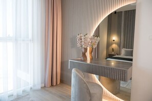 1 chambre, bureau, fer et planche à repasser, lit parapluie