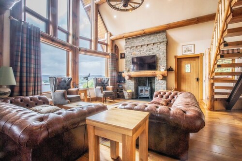 Spectacular 3-bedroom lodge with hot tub, sauna and stunning views in Lochinver