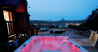 Spectacular 3-bedroom lodge with hot tub, sauna and stunning views in Lochinver