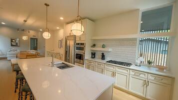 Microonde, forno, piano cottura, lavastoviglie