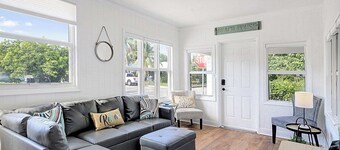 Cozy 2BR Getaway in Lake Worth Beach – Walk to the Ocean!