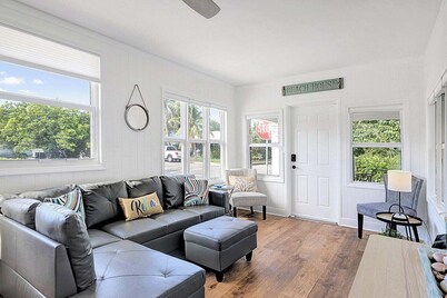 Cozy 2BR Getaway in Lake Worth Beach – Walk to the Ocean!