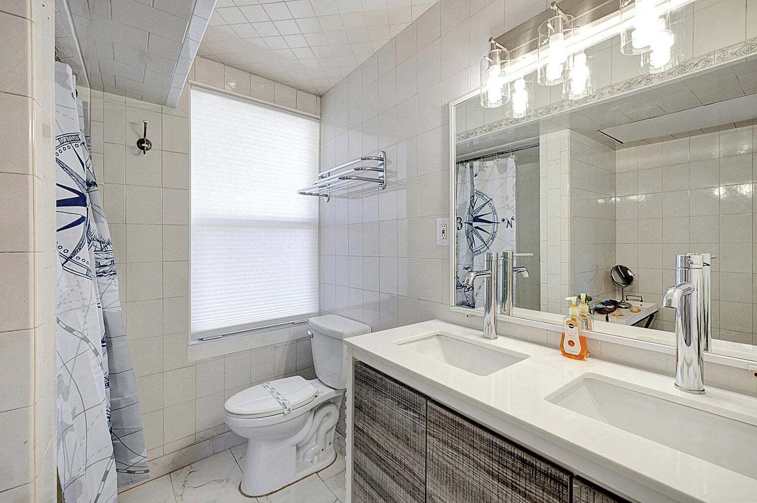 Un baño moderno con inodoro, bidé y lavamanos.