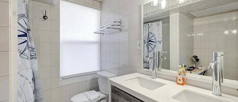 Un baño moderno con inodoro, bidé y lavamanos.