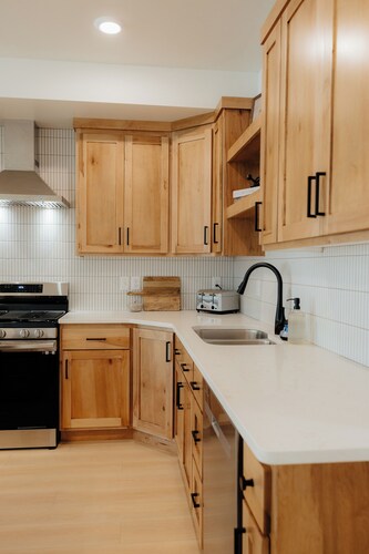 New - Oversized Luxury Downtown Idaho Falls Townhome, Greenbelt & Restaurants