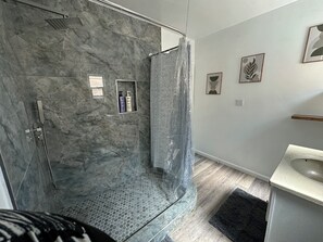 Shower, hair dryer, towels, shampoo - LA sweet home Private Entry 1BR Quiet Stay (San Gabriel)
