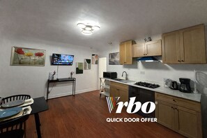 Kjøleskap, mikrobølgeovn, kaffetrakter/tekoker og vannkoker