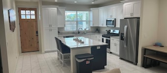 HOT TUB. Charming 2-bedroom house with BIG TVS and LOTS of beds