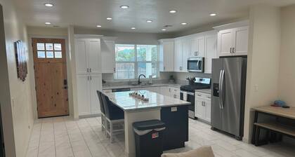 HOT TUB. Charming 2-bedroom house with BIG TVS and LOTS of beds