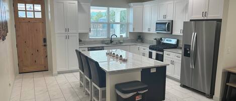 Microondas, horno, parrilla de estufa y lavavajillas