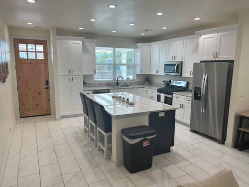 HOT TUB. Charming 2-bedroom house with BIG TVS and LOTS of beds