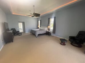 3 habitaciones, tabla de planchar con plancha, wifi y ropa de cama