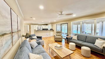 TV connectée, cheminée, baby-foot, livres