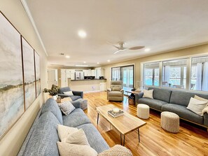 Smart TV, fireplace, foosball, books - Lakefront home on the water, private cove & hot tub on Beaver Lake, Garfield, AR (Garfield)