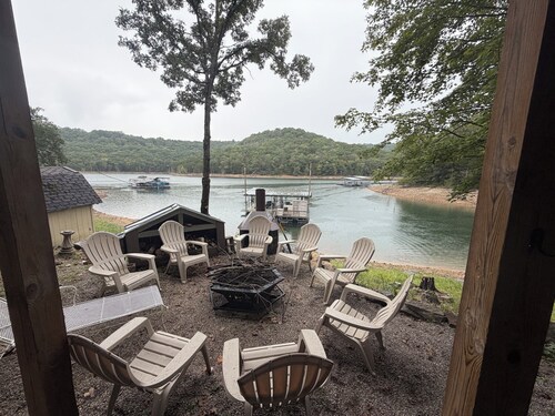 Lakefront home on the water, private cove & hot tub on Beaver Lake, Garfield, AR