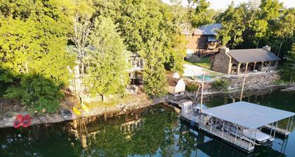 Lakefront home on the water, private cove & hot tub on Beaver Lake, Garfield, AR
