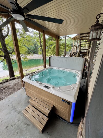 Lakefront home on the water, private cove & hot tub on Beaver Lake, Garfield, AR