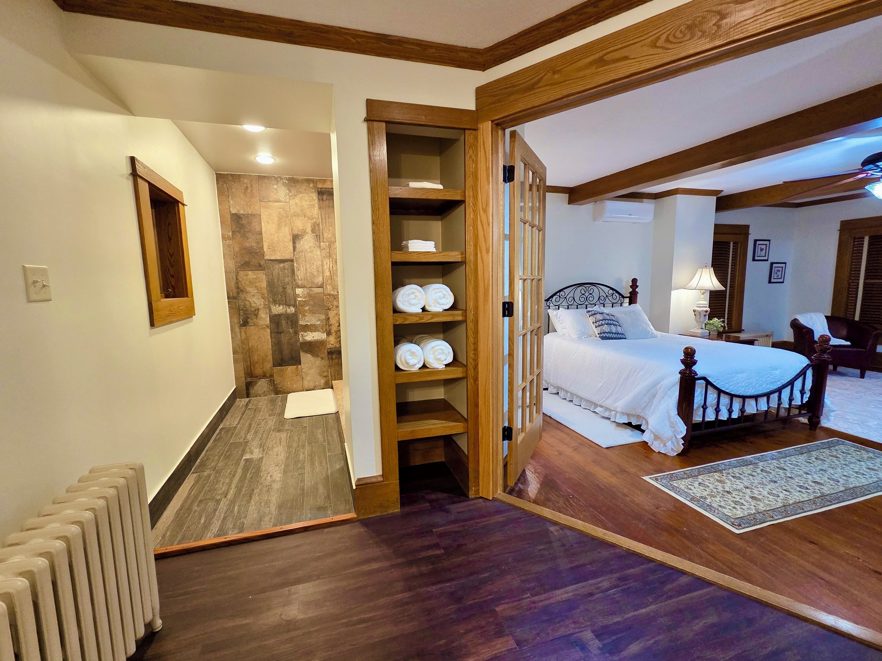 6 bedrooms, iron/ironing board, internet, bed sheets