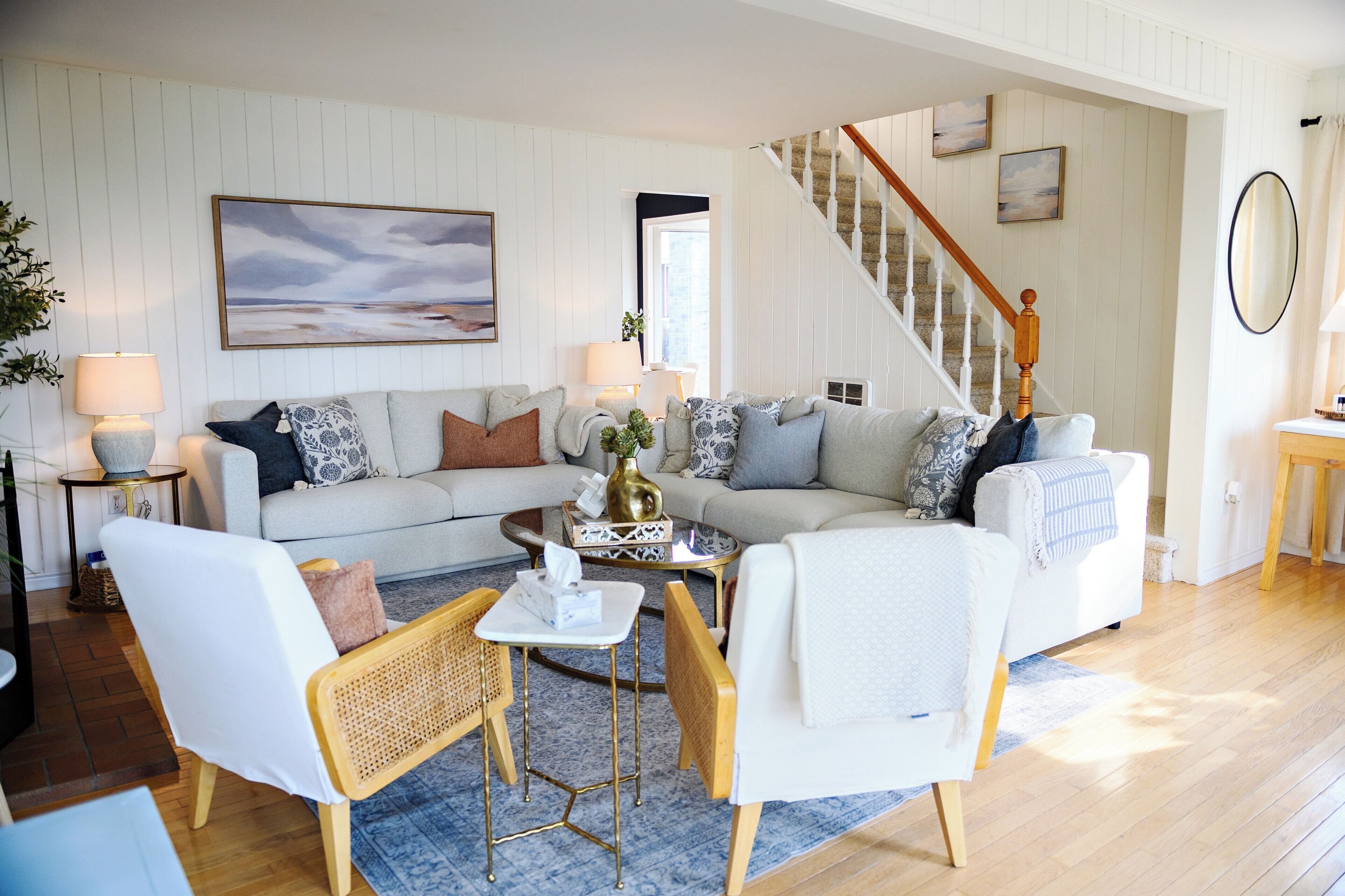 Smart TV, chimenea, libros y estéreo 