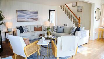 Smart TV, chimenea, libros y estéreo