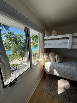 6 bedrooms, desk, iron/ironing board, free WiFi