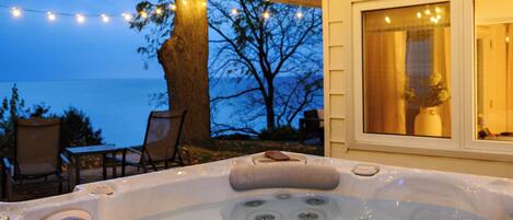 Banyera d'hidromassatge a l'aire lliure