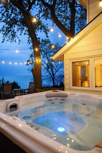 Private 4 Bed, 2 Bath Lakefront Home on Lake Huron - Sleeps 12!