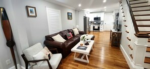 Smart TV, libros, estéreo