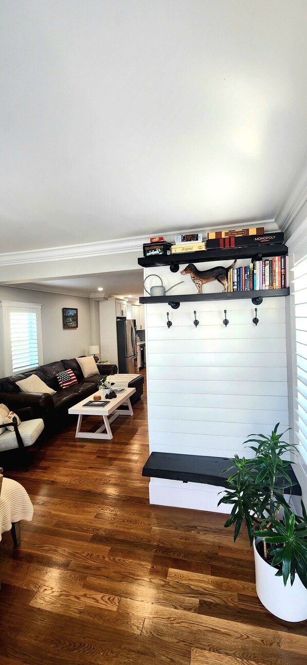 Smart TV, books, stereo