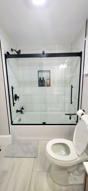 Secadora de cabello, toallas, jabón, papel de baño 