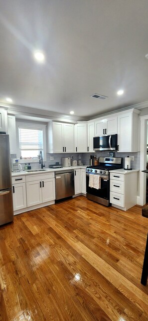 Refrigerador, microondas, horno, placa de cocina