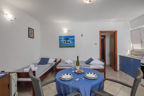 1 chambre, fer et planche à repasser, Wi-Fi gratuit, draps fournis