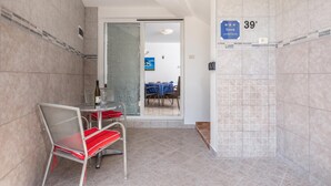 Een hotelkamer met een eethoek, een douche en uitzicht.