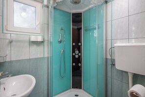 Dusche, Haartrockner, Handtücher