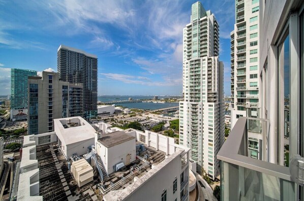 المنطقة المحيطة بالمنشأة