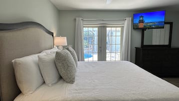 3 bedrooms, desk, iron/ironing board, travel crib