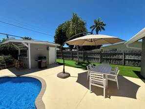 Outdoor dining - Jupiter Heated Pool/Spa Luxury Home with Private Oasis (Jupiter)
