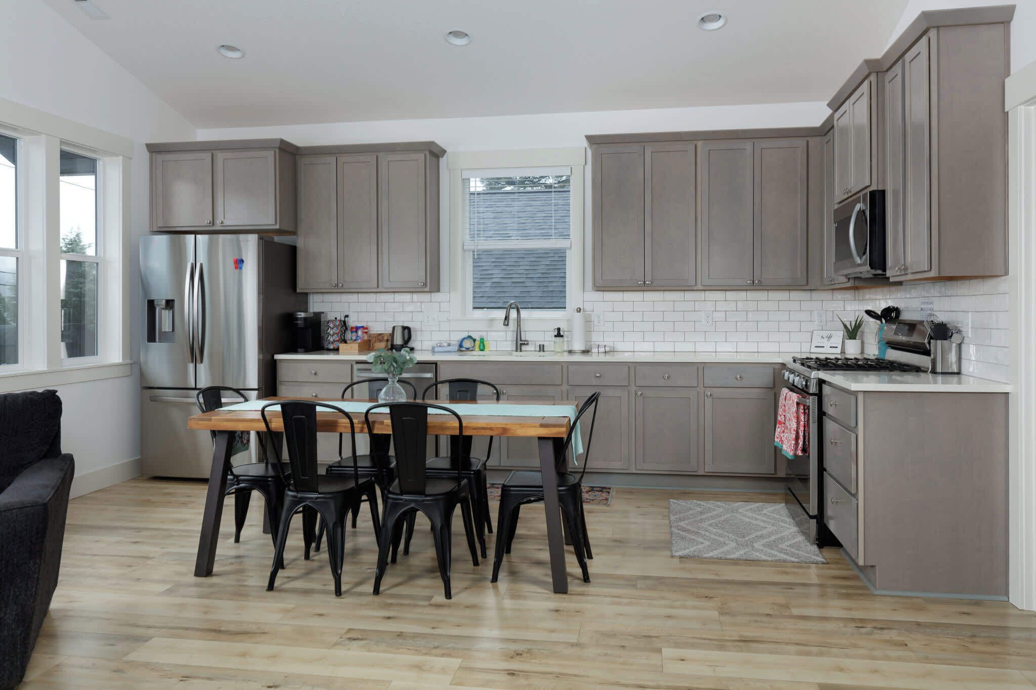 Jääkaappi, mikroaaltouuni, liesi, astianpesukone