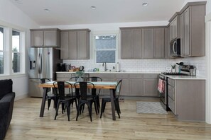 Fridge, microwave, stovetop, dishwasher