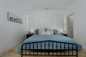 3 室のベッドルーム、旅行用ベビーベッド、WiFi、ベッドシーツ