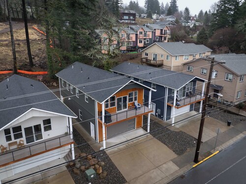 Columbia Gorge Getaway - Walk to River & Trails