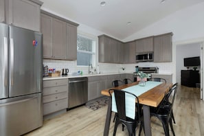 Køleskab, mikrobølgeovn, kogeplade, opvaskemaskine