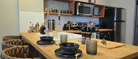 ثلاجة، ميكروويف، فرن، موقد طهي مسطح