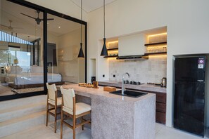 Villa de lujo, 1 cama King size, vista a la montaña | Cocina privada | Refrigerador, parrilla de estufa, lavavajillas y tetera eléctrica