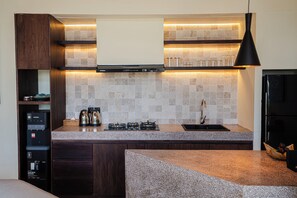 Villa de lujo, balcón, vista al jardín | Cocina privada | Refrigerador, parrilla de estufa, lavavajillas y tetera eléctrica