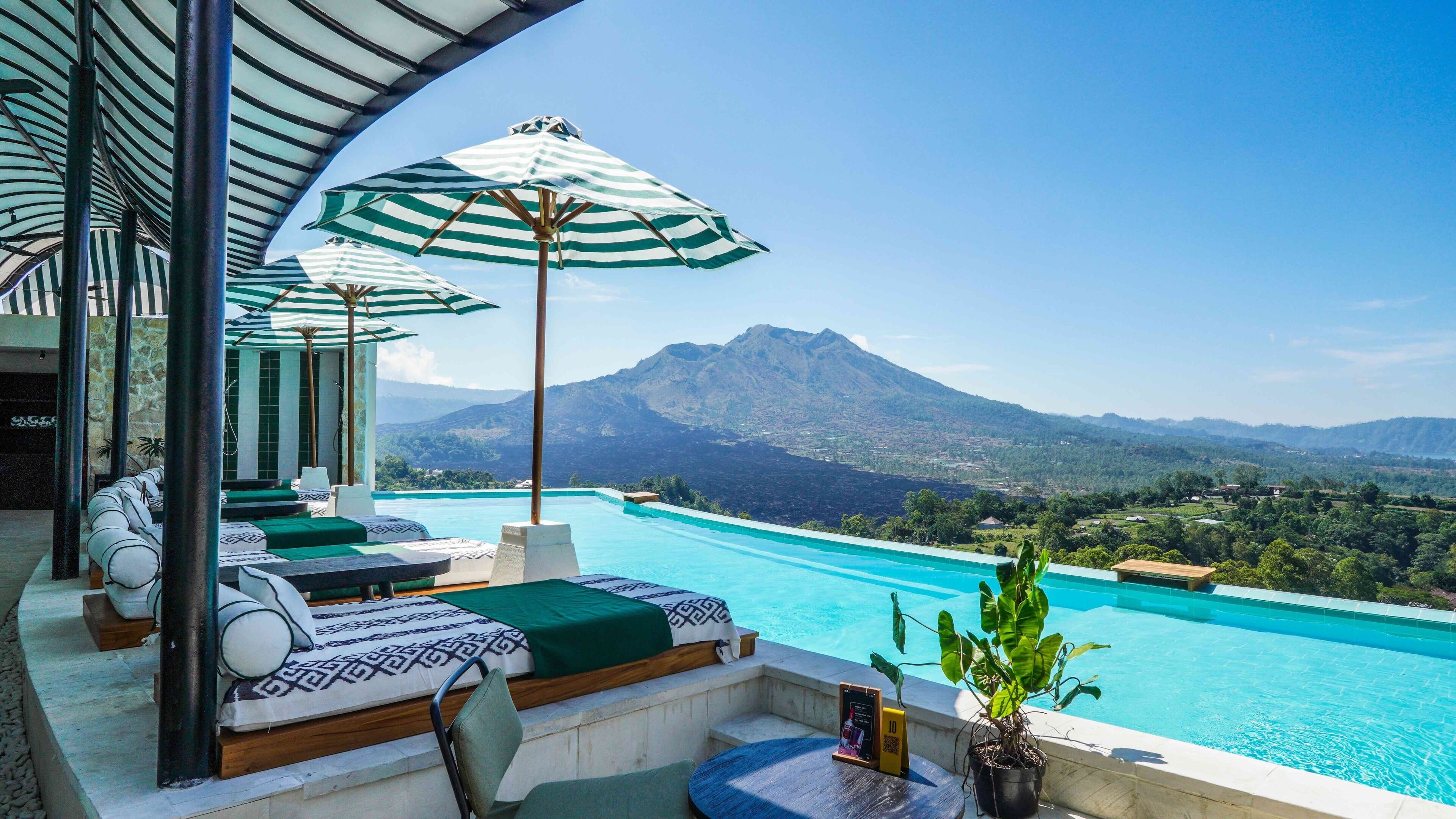 2 개의 야외 수영장