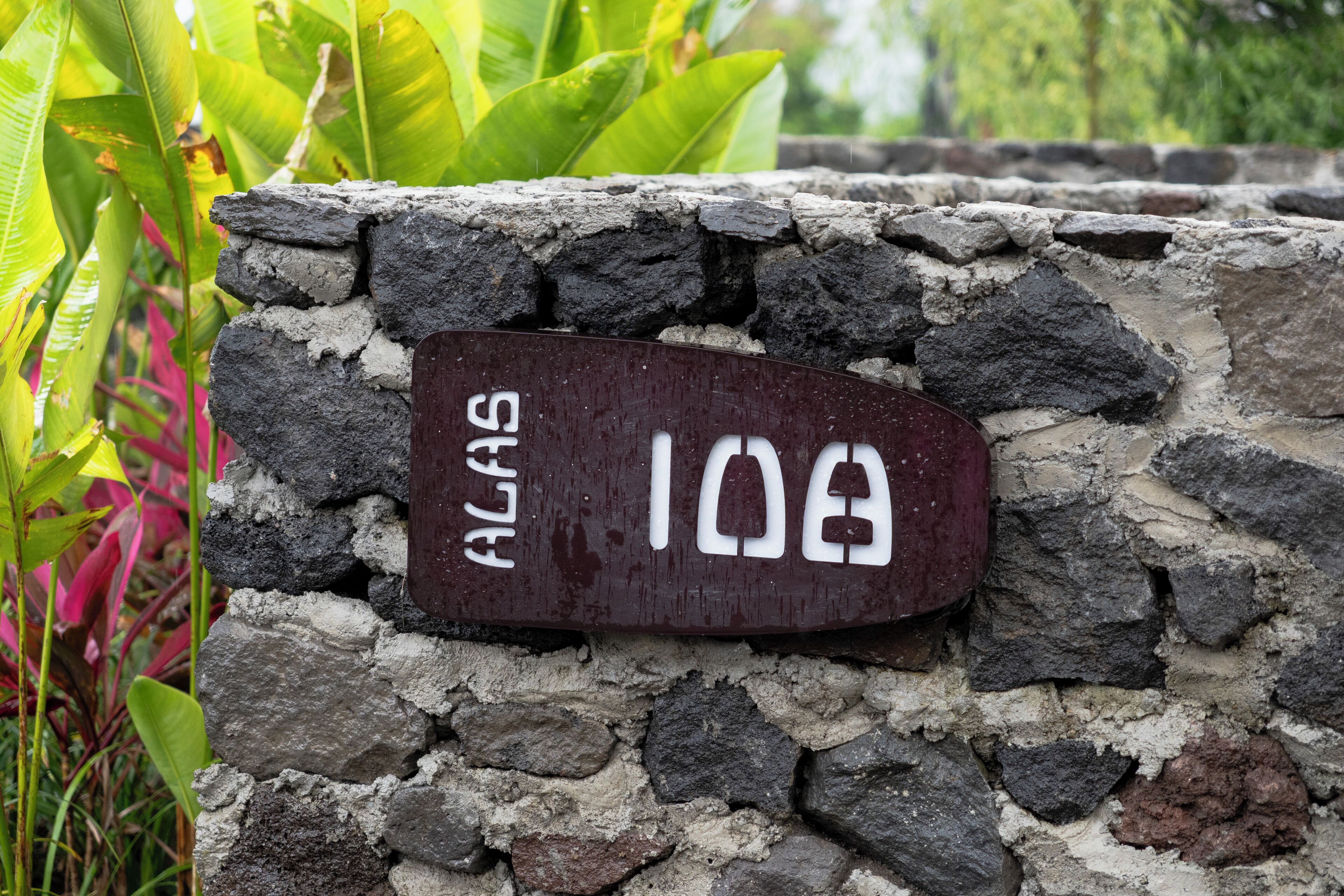 A stone wall with a sign reading "ALAS 108".
