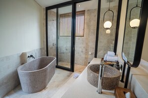 One Bedroom Premium Heated Pool Villa | Baño | Tina y regadera independientes y amenidades de baño gratuitas 