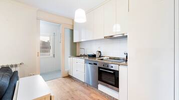 Een koelkast, een magnetron, een oven, een vaatwasser